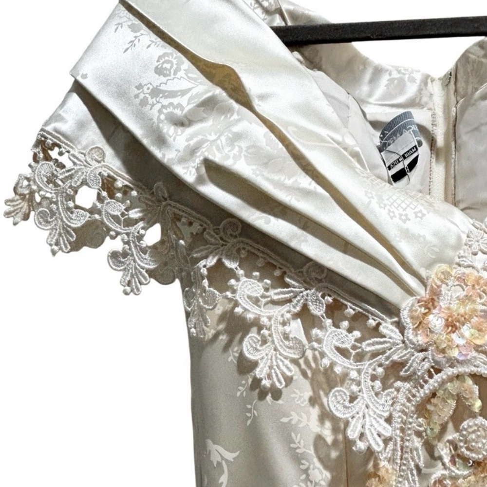 Jessica McClintock Ivory Off-Shoulder Lace Wedding Gown - Picture 5 of 16